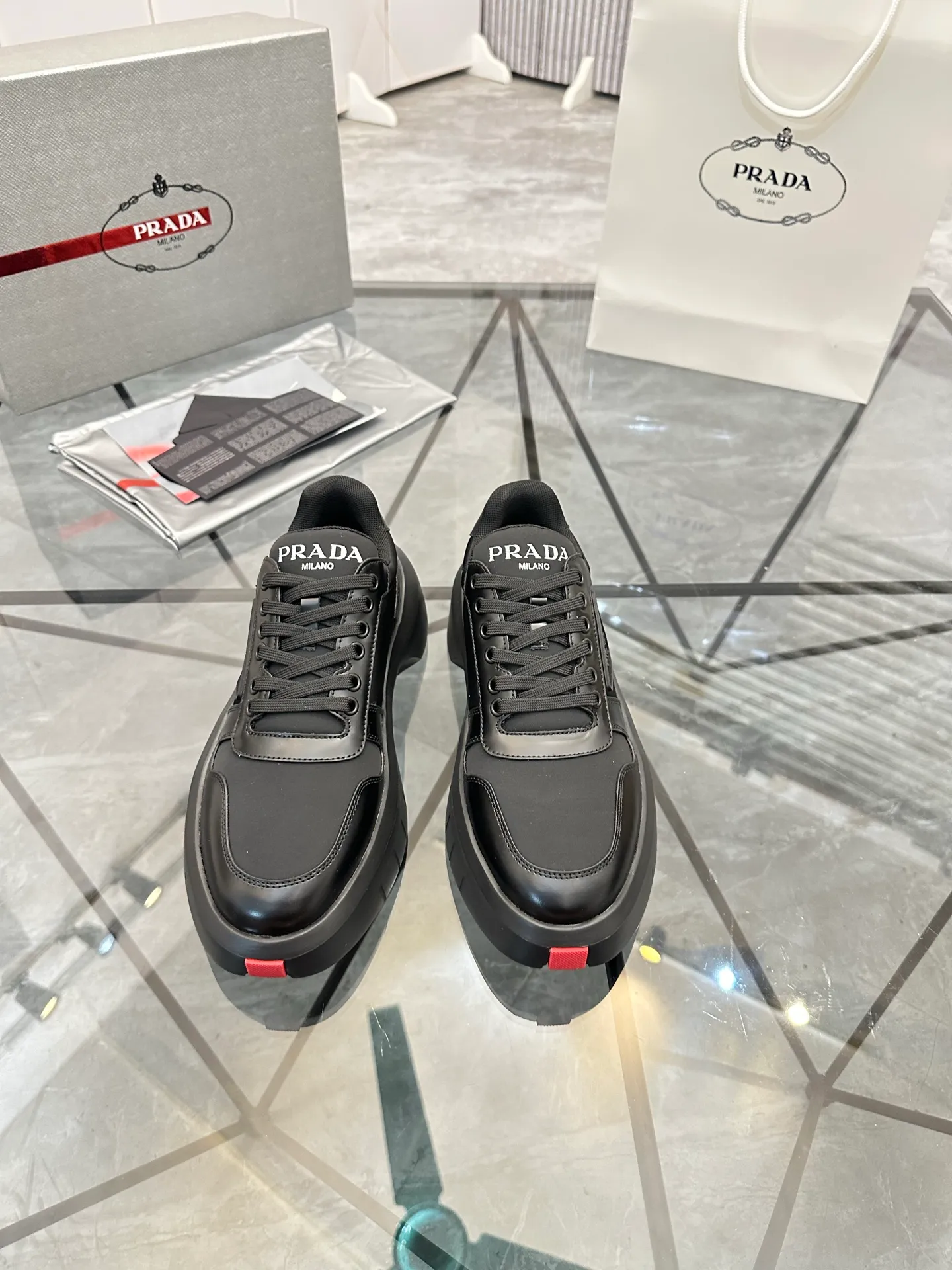 Men's shoes: 💰P620¥ High-end top quality Product trademark: Prada *"Prada*" low-top casual shoes Regular size: 38-45 (can be customized to 46) Product materials: imported first-layer cowhide leather on the upper spliced ​​with original fabric, breathable lining, cowhide foot pads, original ultra-light foam outsole. No.: 001